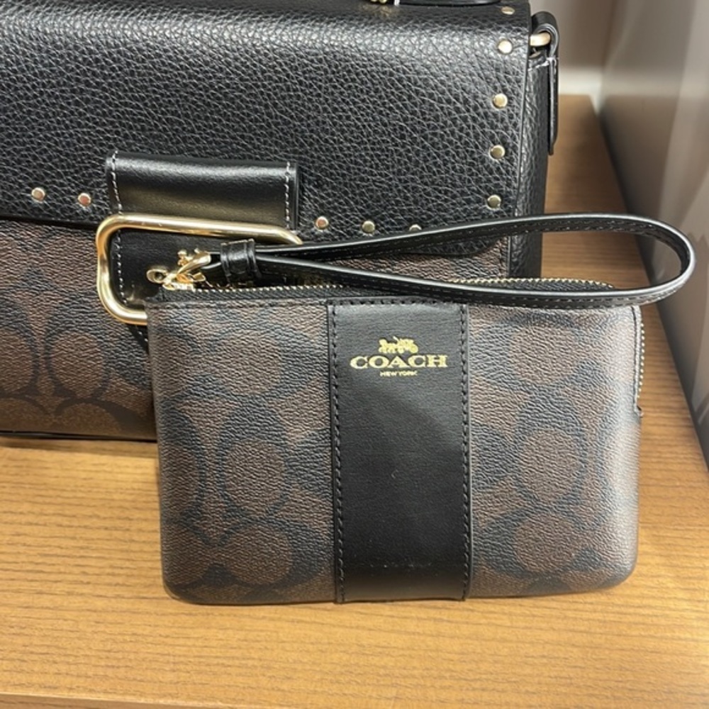 COACH Corner Zip Wristlet In Signature Canvas NWT